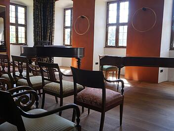 Kein Konzert, keine Lesung - der Musiksalon von Schloss Weißenbrunn wartet auf Gäste.  Foto: Barbara Pittner