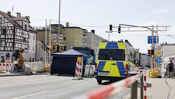 LKW &uuml;berf&auml;hrt Fahrrad: Radfahrerin verstirbt noch am Unfallort
