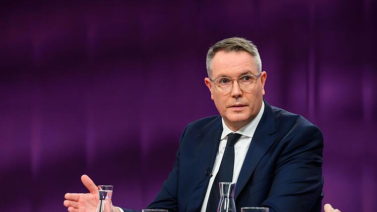 "Wir haben einen Sozialstaat, als wären wir noch bei Bismarck. Er ist nicht digital, er ist nicht schlank", forderte Alexander Schweitzer (SPD), Ministerpräsident von Rheinland-Pfalz, eine bessere Organisation des Sozialstaates.