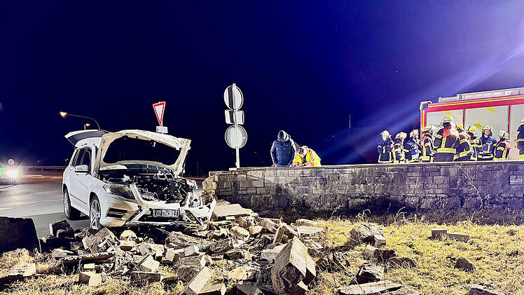 Auto kracht gegen Gartenmauer