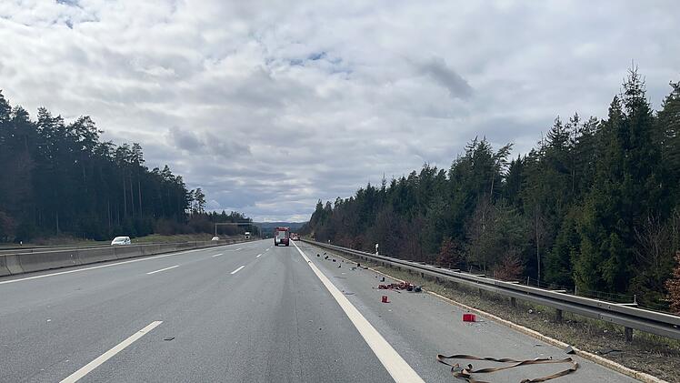 Verkehrsunfall auf der A9: Autofahrer &uuml;bersieht Sattelzug