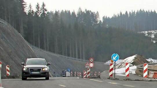 Für die dritte Spur wurden viel Wald gerodet und die Hänge abgetragen.