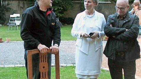 Fischkal und Blum (von links) begutachten die restaurierten Stühle des Italieners Fogliazza (rechts).