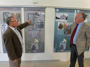 Die Ausstellungsmacher: Stadtarchivar Rainer Kestler (links) und Rainer Hammerich, der Gründer der Schulpartnerschaft. Foto:Ronald Rinklef