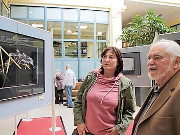 Fotografin und Olympiasiegerin Birgit Fischer zeigt dem Vorsitzenden des Fotoamateur-Club Mainleus/Kulmbach Manfred Ströhlein ihre Bilder aus dem Havelland. Foto: Thomas Heuchling