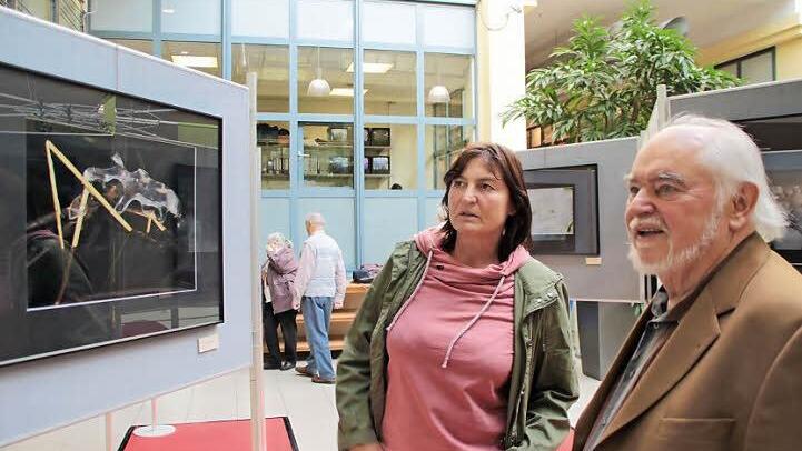 Fotografin und Olympiasiegerin Birgit Fischer zeigt dem Vorsitzenden des Fotoamateur-Club Mainleus/Kulmbach Manfred Ströhlein ihre Bilder aus dem Havelland. Foto: Thomas Heuchling