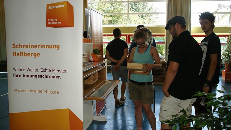 Die Ausstellung der Gesellenstücke war am Sonntag auch für die Öffentlichkeit zugänglich, am Samstag inspizierten die frisch gebackenen Schreiner-Gesellen zunächst gegenseitig die Werke ihrer Jahrgangskollegen. Foto: Sabine Weinbeer