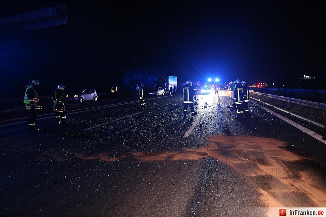 Golf rast in Unfallstelle auf A3