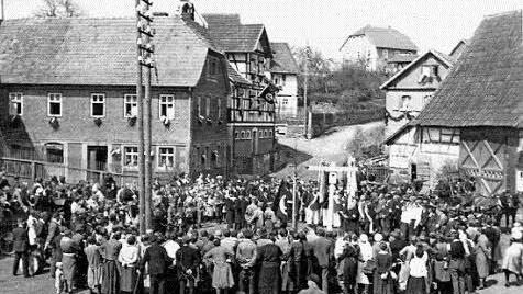 An der Forsthuber Straße wurde am 1. Mai 1933 der als "Hitlereiche" bekannte Baum gepflanzt. Nun wurde über die Bezeichnung diskutiert.  Foto: Archiv