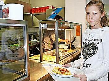 Die Ganztagssch&uuml;lerin Joella Rziha (5. Klasse) isst viermal w&ouml;chentlich in der Mensa. Foto: Jakob Weber