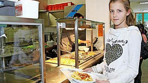 Die Ganztagssch&uuml;lerin Joella Rziha (5. Klasse) isst viermal w&ouml;chentlich in der Mensa. Foto: Jakob Weber