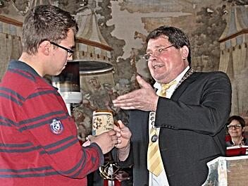 Anerkennung zollte beim Jahresempfang Bürgermeister Hermann Niediek dem Hohnhäuser Thomas Mauer, der seine Prüfung als Zerspanungsmechaniker bei der Firma FTE in Ebern als Prüfungsbester mit der Note 1,3 abschloss. Foto: Helmut Will