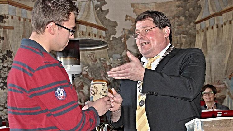 Anerkennung zollte beim Jahresempfang Bürgermeister Hermann Niediek dem Hohnhäuser Thomas Mauer, der seine Prüfung als Zerspanungsmechaniker bei der Firma FTE in Ebern als Prüfungsbester mit der Note 1,3 abschloss. Foto: Helmut Will