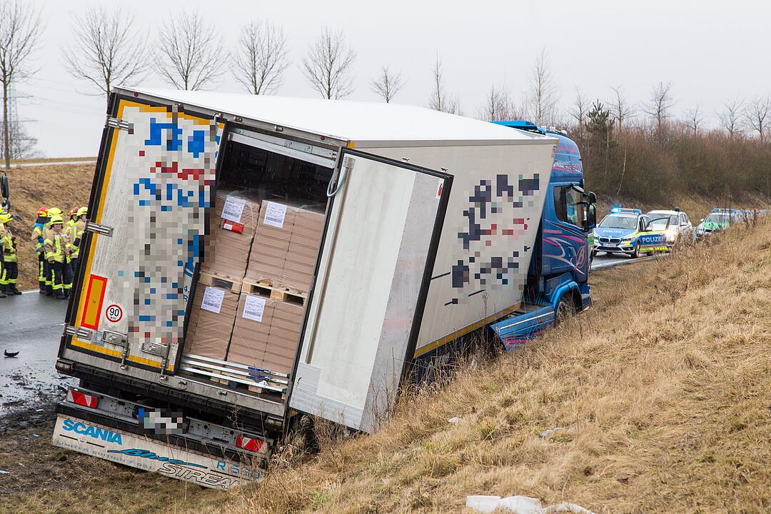 Tödlicher Unfall auf B303: Auto kracht in Lkw und wird mitgerissen