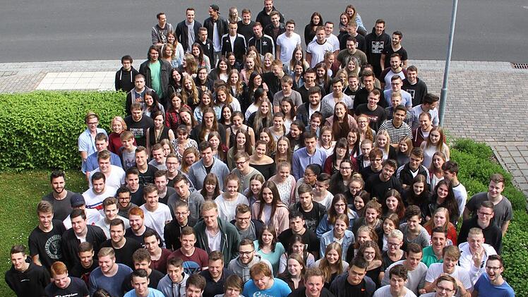 Insgesamt 202 Sch&uuml;ler  machen im Jahr 2018 an der Beruflichen Oberschule Bad Neustadt ihr (Fach)-abitur. Johannes Benkert