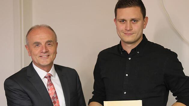 B&uuml;rgermeister Markus Gr&uuml;ner zeichnet Benedikt Schmitt aus. Foto: Franz Galster