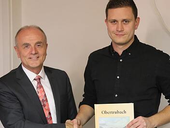 Bürgermeister Markus Grüner zeichnet Benedikt Schmitt aus. Foto: Franz Galster