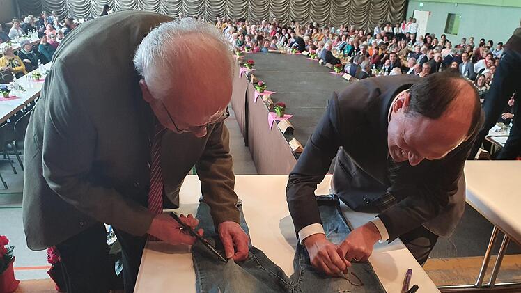 Edgar Büttner und Michael Hofmann gestalten eine Jeans. Foto: Carmen Schwind