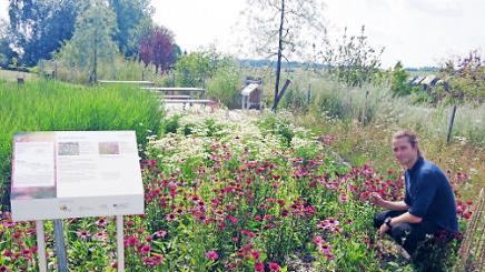 Andreas Bayer im rund 3000 Quadratmeter gro&szlig;en Lehr- und Schaugarten an der Teuschnitzer Arnika-Akademie