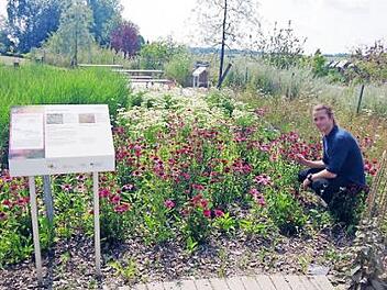 Andreas Bayer im rund 3000 Quadratmeter großen Lehr- und Schaugarten an der Teuschnitzer Arnika-Akademie