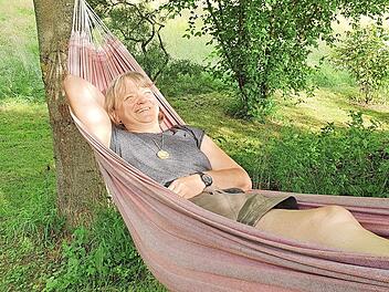 Gartenbotschafterin Christina Zehnter macht es vor: Sie denkt in der Hängematte über ihren Garten nach.