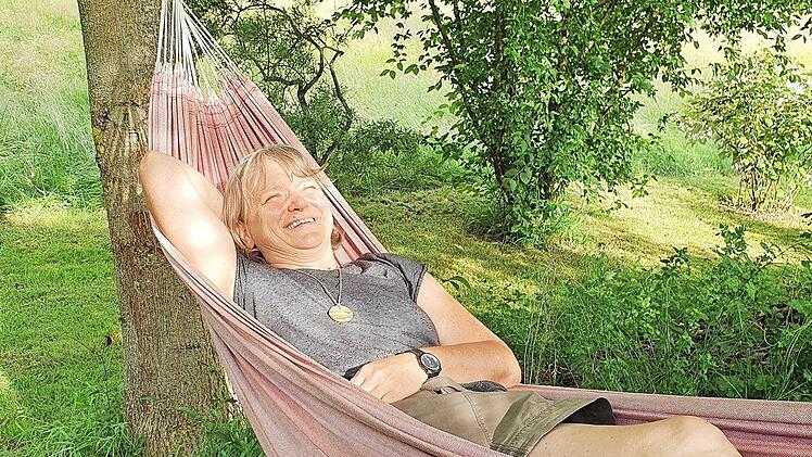 Gartenbotschafterin Christina Zehnter macht es vor: Sie denkt in der Hängematte über ihren Garten nach.