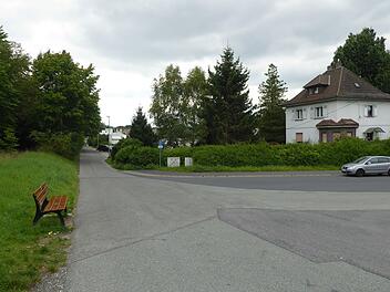 Die Damaschkestraße verläuft nördlich entlang der Bahnschienen.