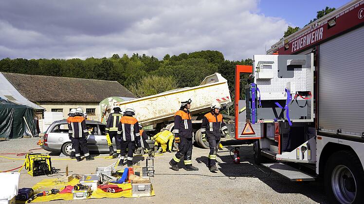 Schweren Situationen stellten sich die Wehrleute bei ihrer THL Übung in Burkardroth. Foto: Ariel Karwacki