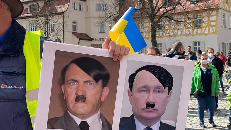 Krieg in der Ukraine: Mehrere hundert Menschen bei Mahnwache in Schwabach