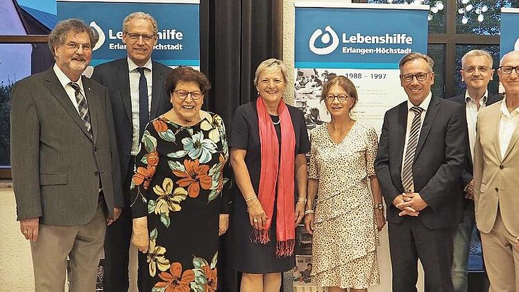 Die Amtsübergabe bei der Lebenshilfe ist erfolgt (v. l.): Ulrich Wustmann (ehemaliger Vorsitzender des Aufsichtsrates), German Hacker (Bürgermeister Herzogenaurach), Barbara Stamm (Vorsitzende Landesverband Lebenshilfe), Jutta Rost (Vorsitzende de...