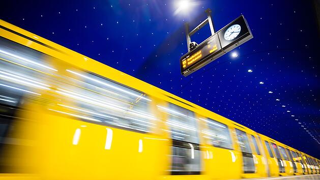 Streit wegen B&ouml;llern in Berlin: M&auml;nner schubsen 26-J&auml;hrigen vor U-Bahn - gerade noch rechtzeitig gerettet