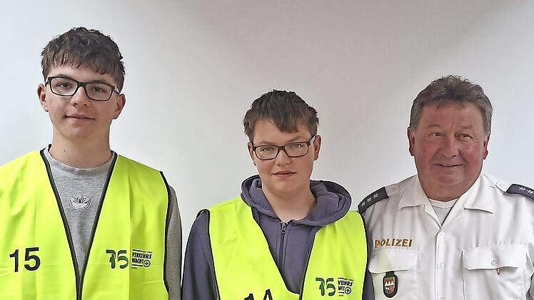 Die Hammelburger Teilnehmer beim Bezirksentscheid in Schweinfurt (von links): Max Scheuerer, Sieger Felix Kehl und Polizeihauptkommissar Hubert Koch.