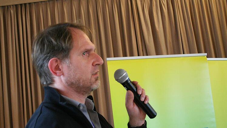Bruno Schnell referiert beim Bezirksgartenbautag Unterfranken in der Gartenlandhalle in Albertshofen.