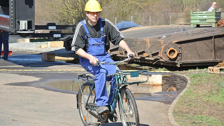 Überall: Bauleiter Michael Gessner vom Bauhof Würzburg. Der gehört übrigens zum Wasser- und Schifffahrtsamt Schweinfurt.