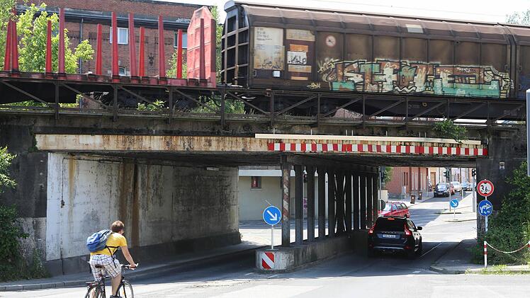 Der Sanierungsbedarf ist unübersehbar: die Unterführung der Geisfelder Straße.