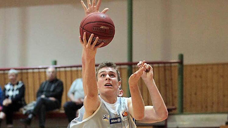 Nicolas Wolf (vorn) vom TSV ist zum Korbleger hochgestiegen, sein Gegenspieler (verdeckt) hat das Nachsehen. Foto: sportpress