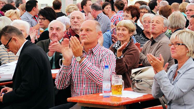 Tolle Stimmung im Festzelt beim Coburger "Lokalklang" auf dem Schlossplatz".Foto: Jochen Berger