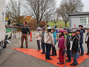 Den toten Winkel, den der Fahrer eines kleineren Lastwagens nicht einsehen kann, markiert diese orangene Fläche. Eine ganze Schulklasse hat auf ihr Platz, wie Polizeihauptmeister Matthias Kleren beim Verkehrsunterricht in Poppenlauer demonstrierte.  Foto: Dieter Britz