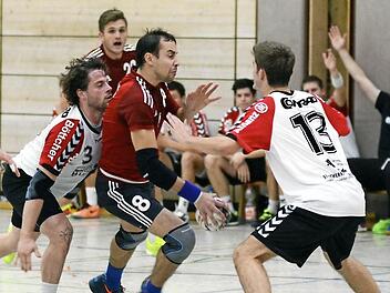 Der Einsatz von Thomas Janson (mit Ball) und der TS Herzogenaurach lohnte sich: Gegen Sulzbach II gab es einen Kantersieg.  Foto: herzopress