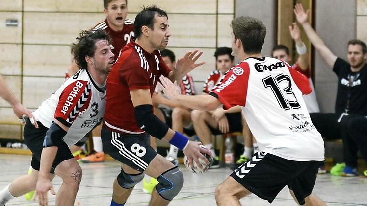 Der Einsatz von Thomas Janson (mit Ball) und der TS Herzogenaurach lohnte sich: Gegen Sulzbach II gab es einen Kantersieg.  Foto: herzopress