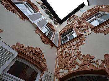 Beim Blick auf die Fassade wird klar, warum das Gebäude in der Letzengasse 8 in Bamberg "Casa di Fiori", Haus der Blumen, heißt.  Fotos: Ronald Rinklef