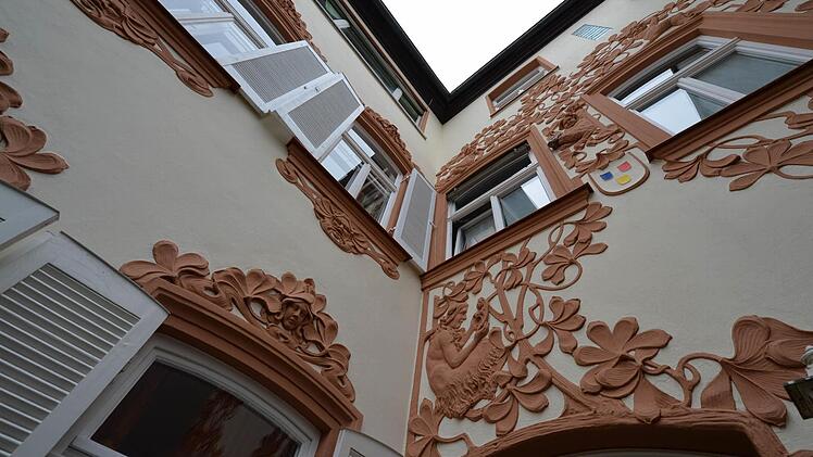 Beim Blick auf die Fassade wird klar, warum das Gebäude in der Letzengasse 8 in Bamberg "Casa di Fiori", Haus der Blumen, heißt.  Fotos: Ronald Rinklef