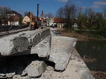 Diese Betonteile waren einmal Gehsteig auf der Aischbrücke. Foto: Andreas Dorsch
