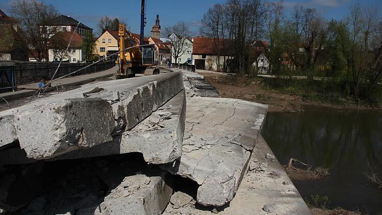 Diese Betonteile waren einmal Gehsteig auf der Aischbrücke. Foto: Andreas Dorsch