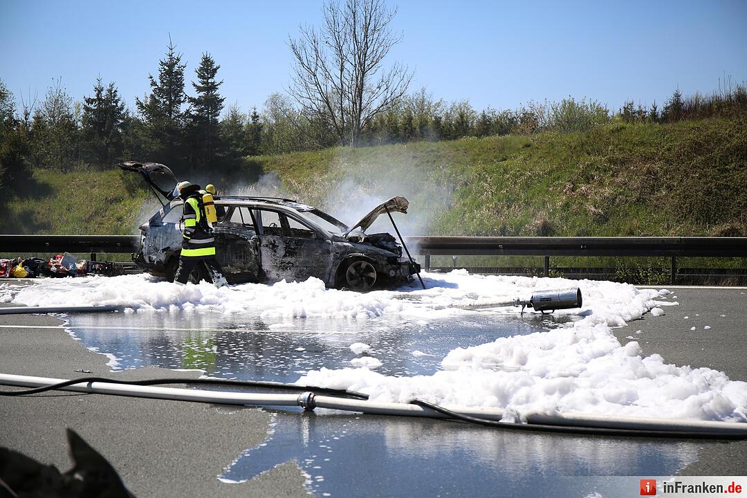 Auto brennt nach Unfall auf A9 aus