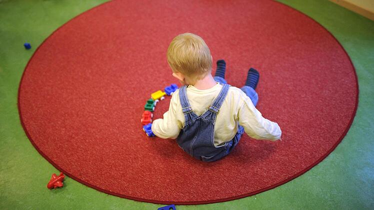 Immer mehr Kleinkinder besuchen eine Krippe. Foto: Julian Stratenschulte/dpa