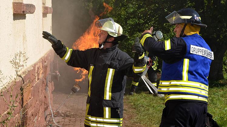 Unter realistischen Bedingungen übten die Feuerwehren aus Bad Kissingen, sowie Aschach und Oberthulba den Ernstfall.  Foto: Peter Rauch