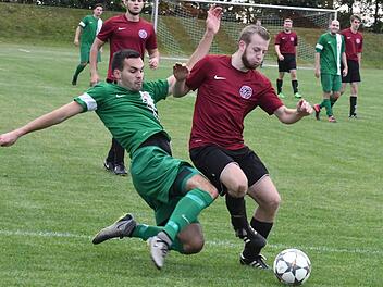 Muss sich am Ende gegen David Hahns (links) beherztes Eingreifen geschlagen geben: Maxi Wehner vom BSC Lauter verliert mit 1:2 gegen den FSV Schönderling. Foto: Hopf