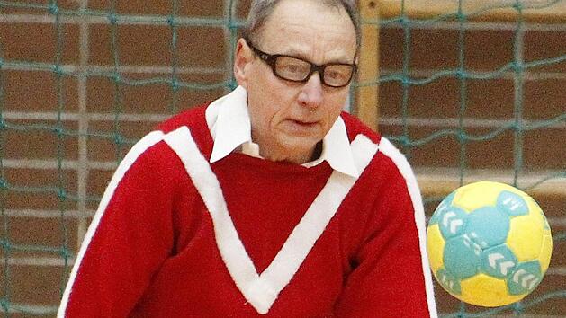 Sport spielte im Leben des Gerhard "Gregg" Müller schon immer eine große Rolle. Unverwechselbar ist sein Outfit als Handball-Torwart, das zwar etwas aus der Zeit gefallen scheint, aber wie ein Markenzeichen ist - mit kurzer Hose und Stutzen. Außerdem absolvierte Müller knapp 400 Triathlon-Wettbewerbe.  Fotos: privat