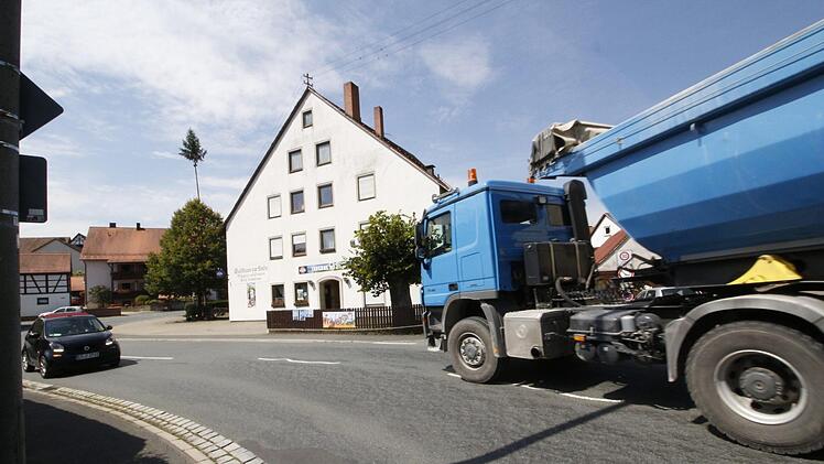 In dieser Kurve ereignete sich der Unfall, der gottlob für die beteiligten Personen glimpflich verlief.  Foto: Josef Hofbauer